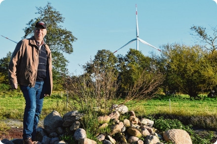 Flächeneigentümer Wolfgang Hassler-Risch auf seiner landwirtschaftlichen Fläche