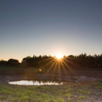 Ein Sonnenuntergang über ein Kleingewässer