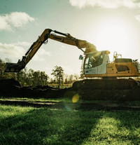 Ein Bagger in der Sonne